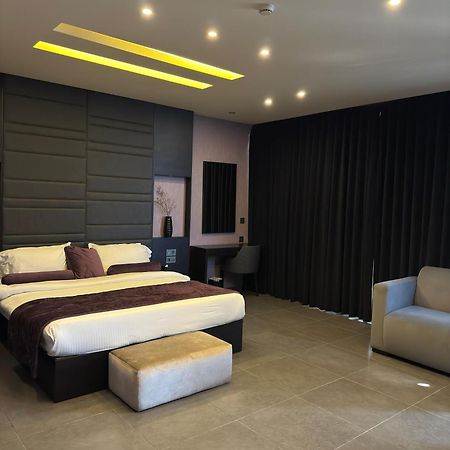 Louis V Hotel Beirut Exteriör bild
