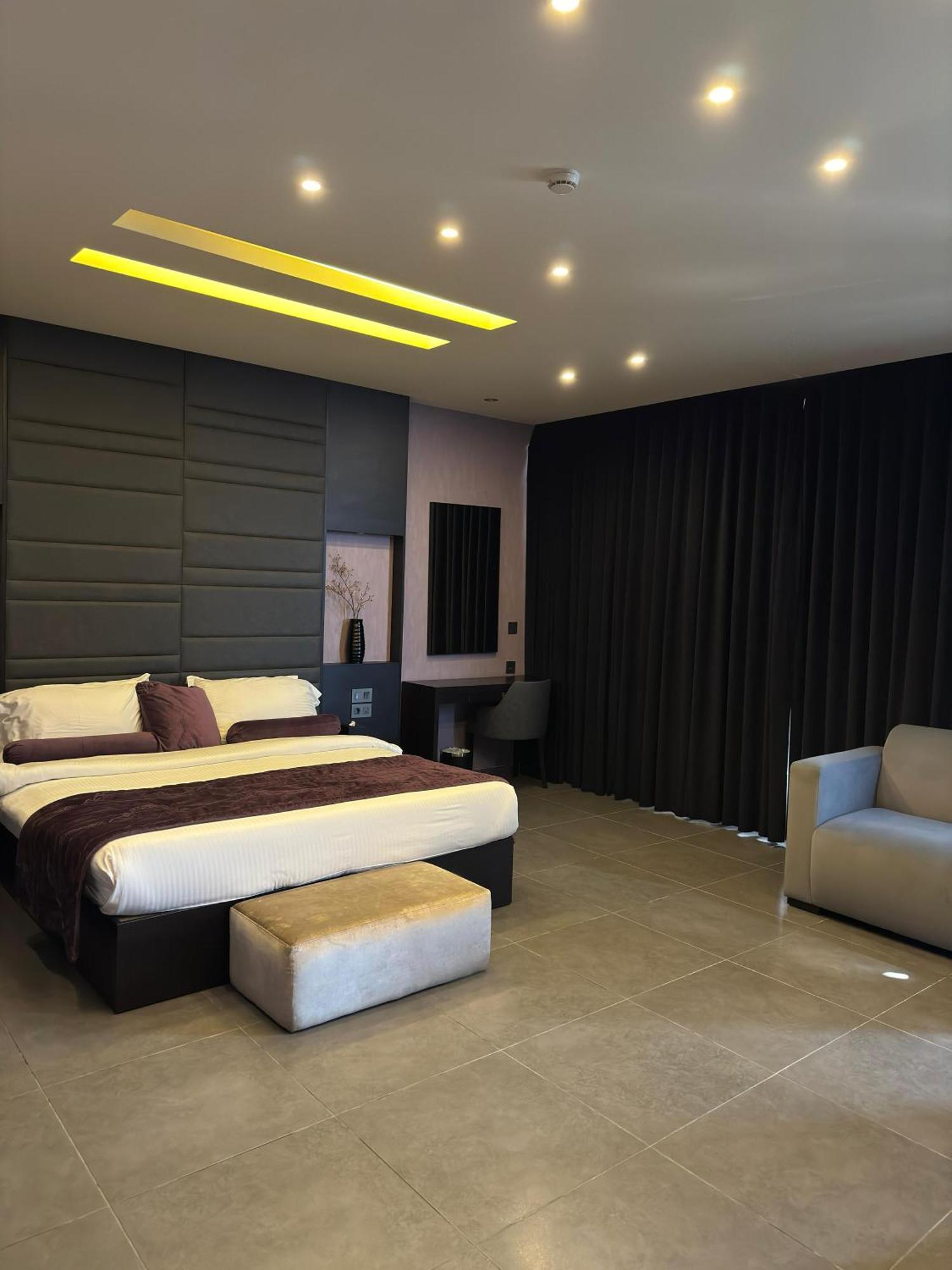 Louis V Hotel Beirut Exteriör bild
